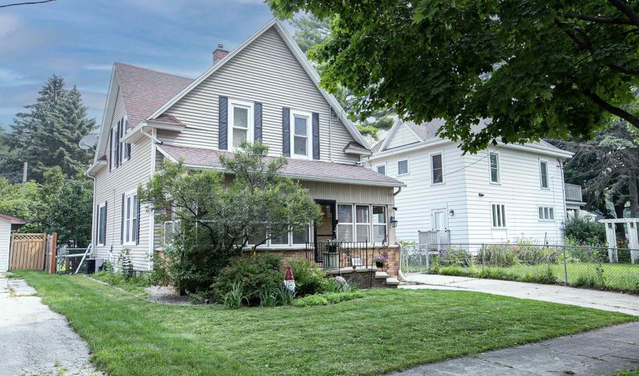 914 W 4TH St, Appleton, WI 54914 - 3 Beds, 2 Bath