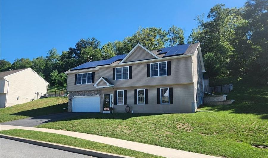 139 Frank Dr, Allen, PA 18067 - 5 Beds, 3 Bath