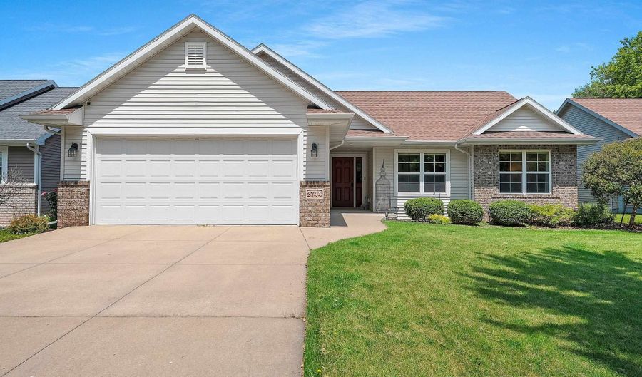 2744 W COMMONWEALTH Ct, Appleton, WI 54914 - 4 Beds, 3 Bath