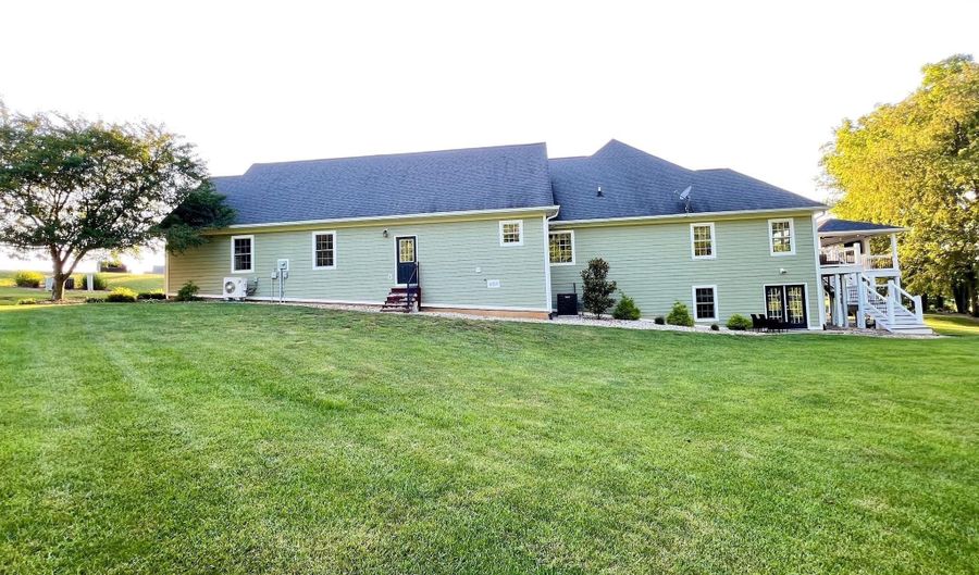 922 Meadowlake Ct, Bedford, IN 47421 - 5 Beds, 6 Bath