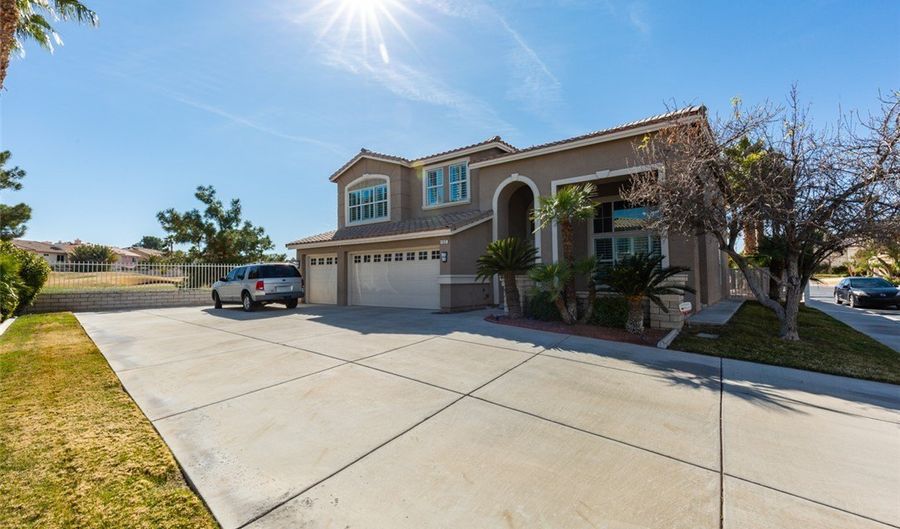 152 ULTRA Dr, Henderson, NV 89074 - 4 Beds, 4 Bath