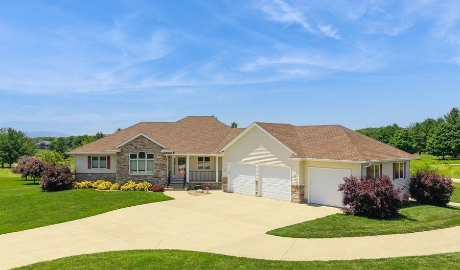 26255 Country Side Dr, Adel, IA 50003 - 4 Beds, 3 Bath