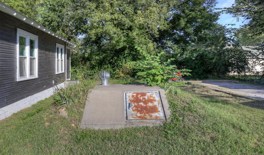 1728 Washington Ave, Baxter Springs, KS 66713 - 2 Beds, 1 Bath