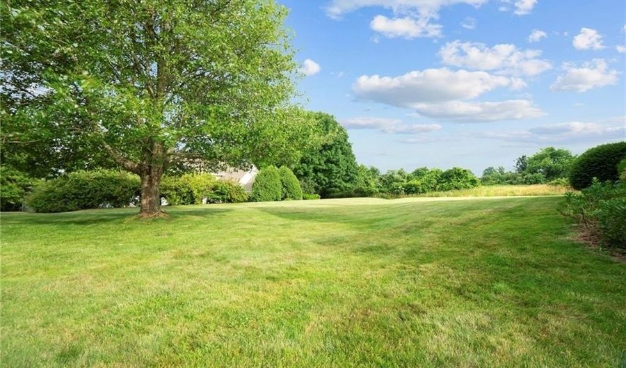 510 Corey Ln, Middletown, RI 02842 - 2 Beds, 3 Bath