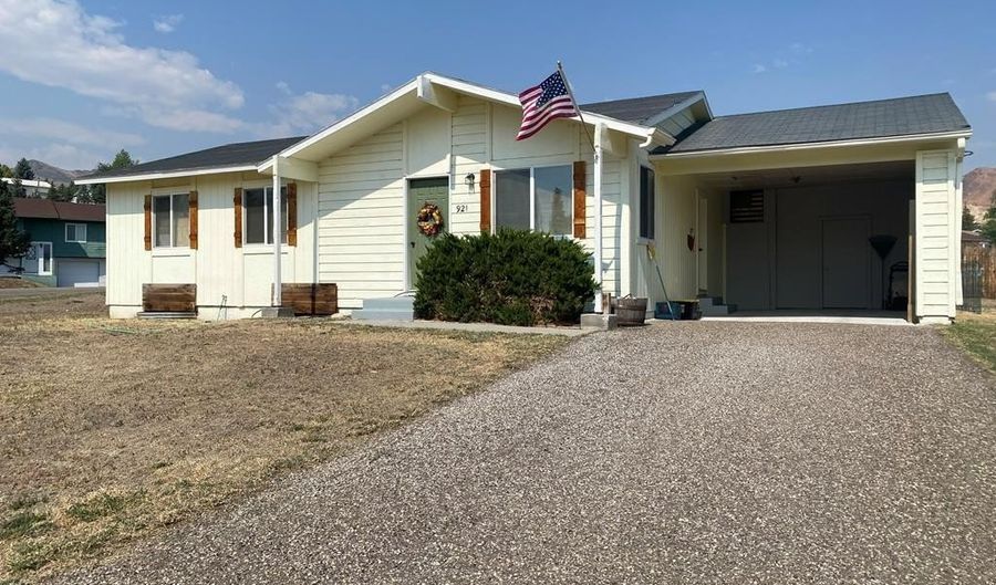 921 S 10th St, Challis, ID 83226 - 5 Beds, 2 Bath