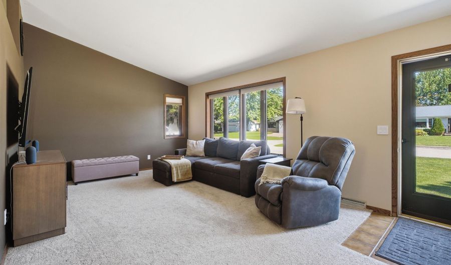 2025 W HARVEST Dr, Appleton, WI 54914 - 4 Beds, 3 Bath