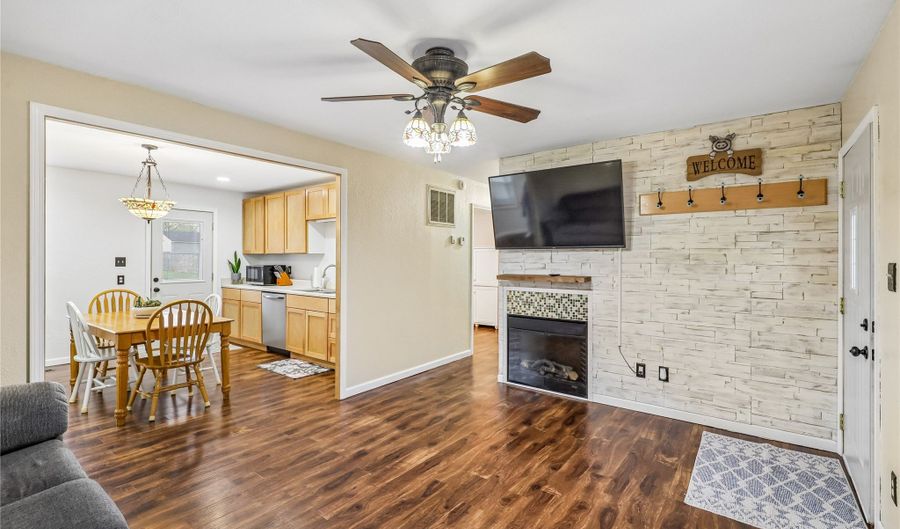 708 5th St SE, Altoona, IA 50009 - 3 Beds, 1 Bath