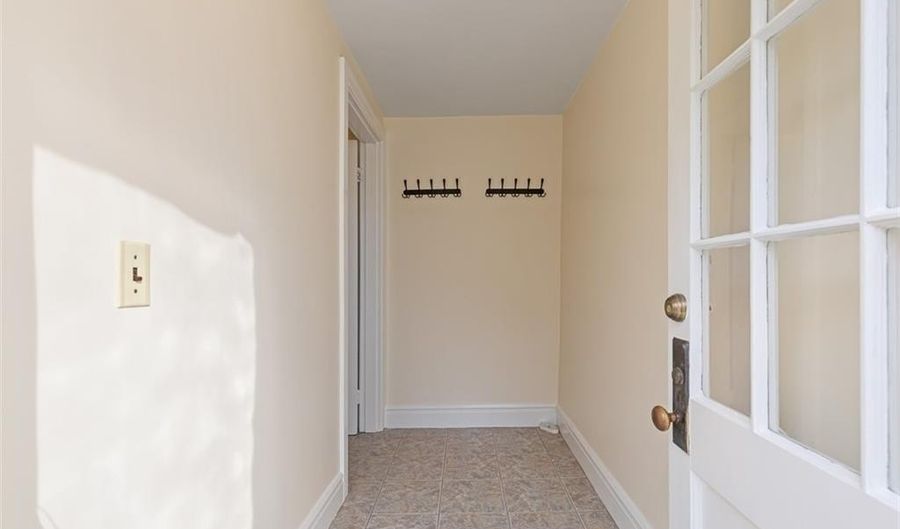 4 Chase Ln, Lincoln, RI 02865 - 2 Beds, 1 Bath