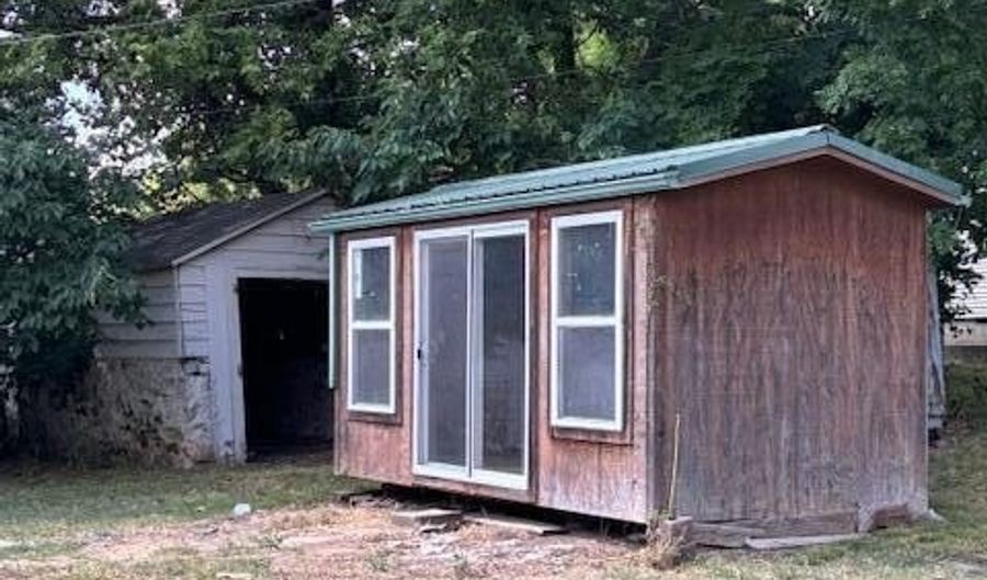 508 E 6th St, Baxter Springs, KS 66713 - 2 Beds, 1 Bath