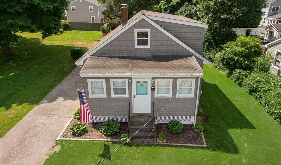 37 Reservoir Rd, Middletown, RI 02842 - 3 Beds, 1 Bath