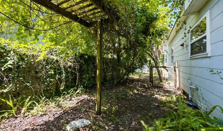 34 7th St, Apalachicola, FL 32320 - 2 Beds, 1 Bath