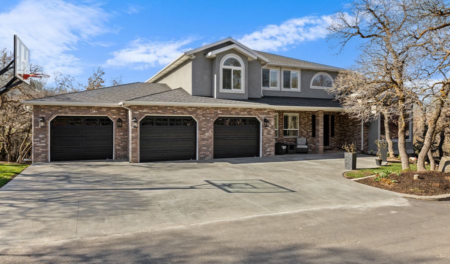 2405 VALLEY VIEW Dr, Layton, UT 84040 - 5 Beds, 3 Bath