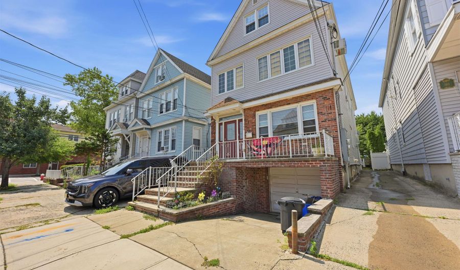 164 W 31ST St 1, Bayonne, NJ 07002 - 3 Beds, 1 Bath