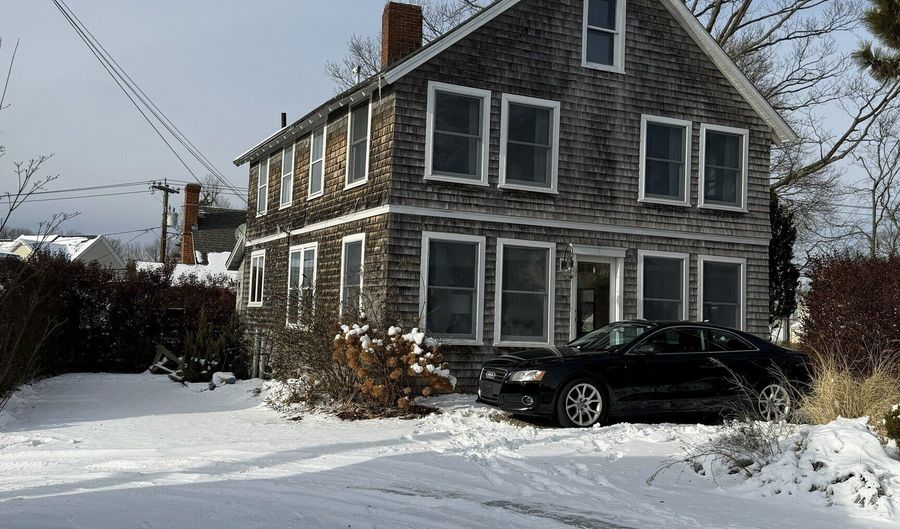 8 Tyler Ave, Branford, CT 06405 - 4 Beds, 2 Bath