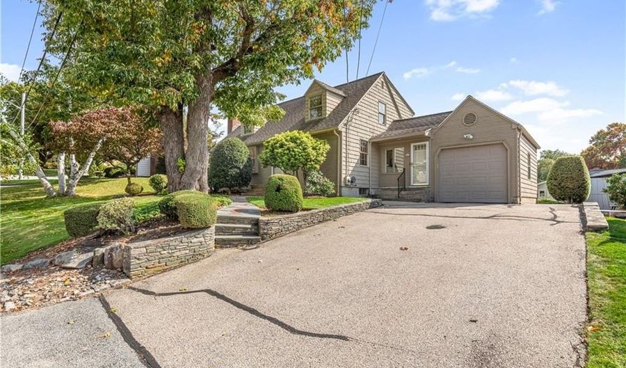 124 Longview Dr, Cranston, RI 02920 - 3 Beds, 2 Bath