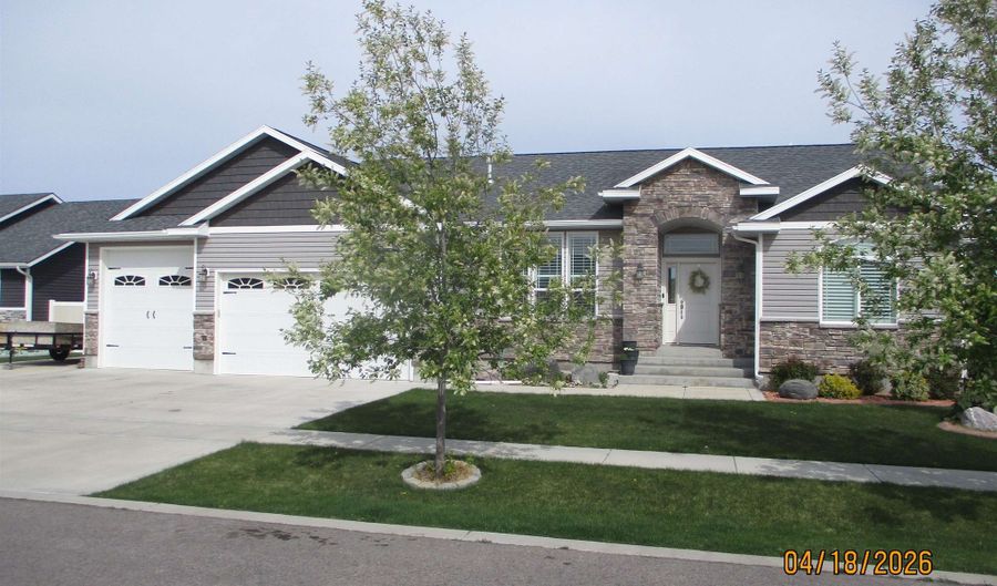5002 Cassie Dr, Chubbuck, ID 83202 - 5 Beds, 3 Bath