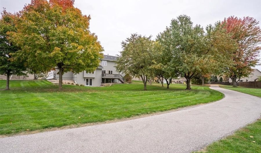 1110 Sandalwood Ct SW, Altoona, IA 50009 - 5 Beds, 4 Bath