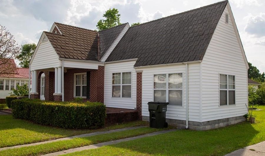 298 S Main St, Baxley, GA 31513 - 3 Beds, 2 Bath