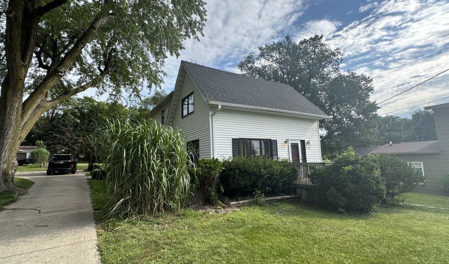 3250 E Douglas Ave, Des Moines, IA 50317 - 4 Beds, 2 Bath