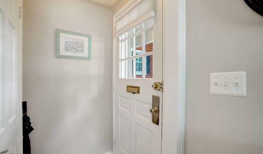 4220 32ND St S, Arlington, VA 22206 - 2 Beds, 2 Bath