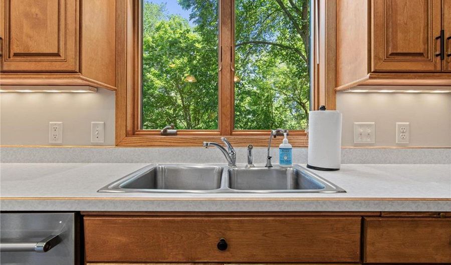 12852 Essex Way, Apple Valley, MN 55124 - 5 Beds, 3 Bath