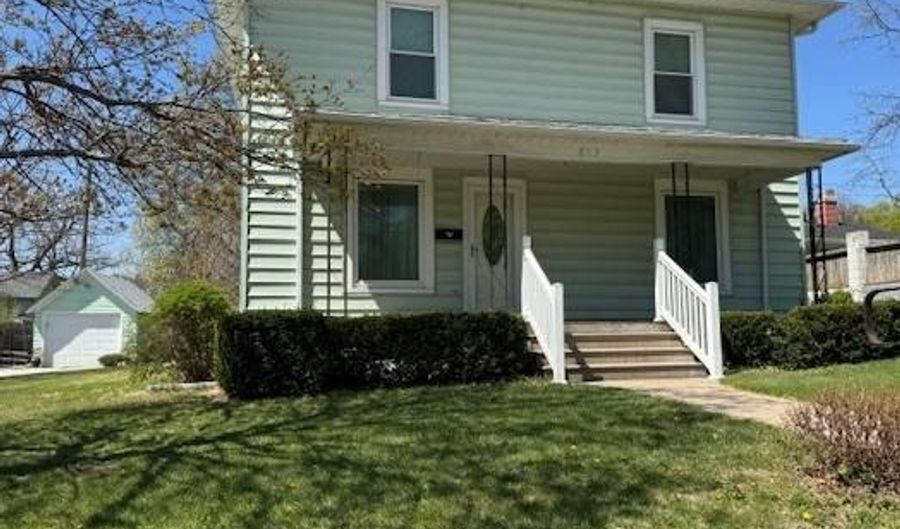 813 16th St, Aurora, NE 68818 - 4 Beds, 2 Bath