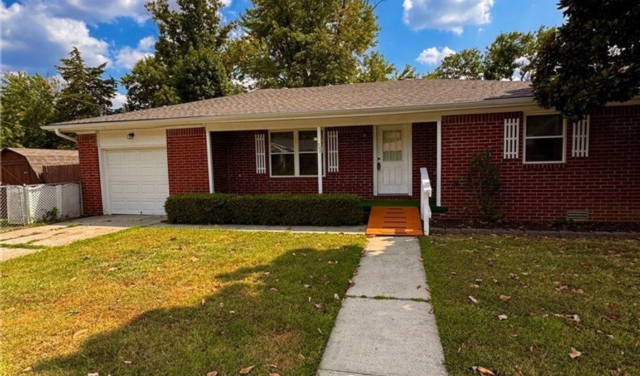 307 12th St, Bentonville, AR 72712 - 2 Beds, 1 Bath
