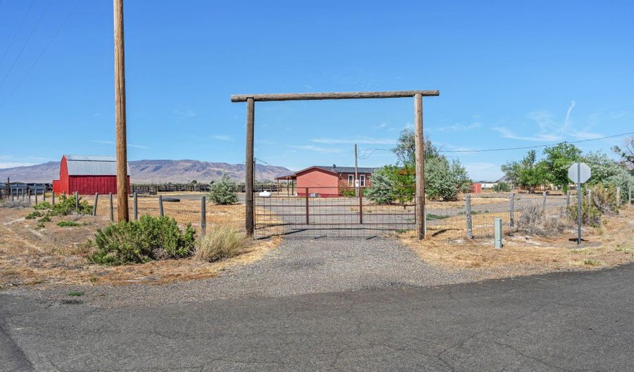 1915 Thomas Jefferson Ave, Battle Mountain, NV 89820 - 2 Beds, 2 Bath