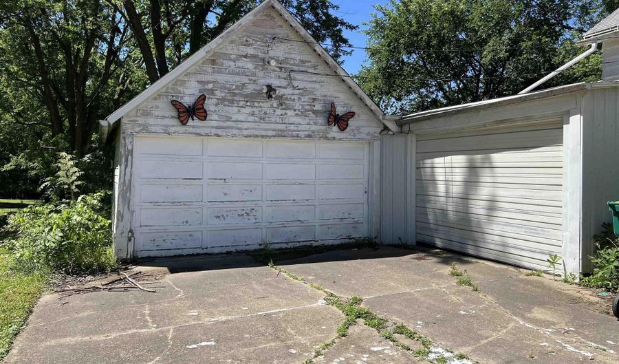 502 W Main St, Agency, IA 52530 - 5 Beds, 1 Bath