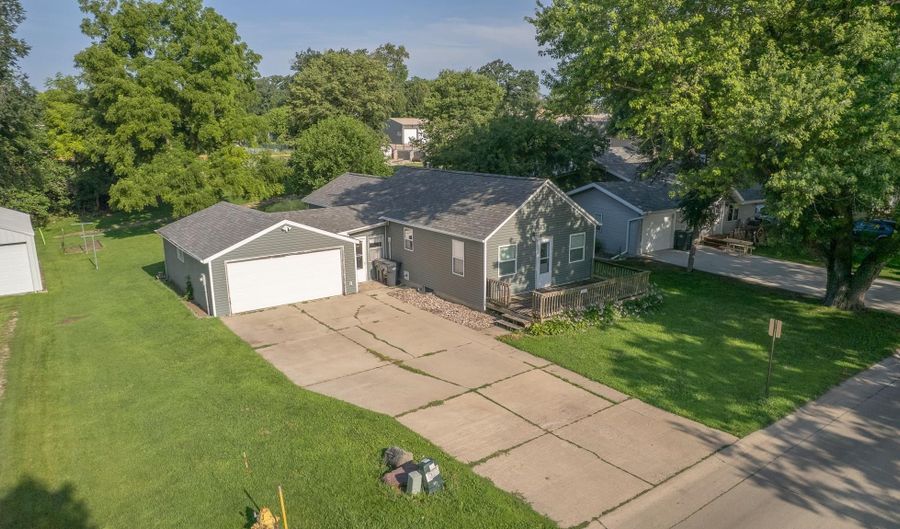 83 Rohr St, Arnolds Park, IA 51331 - 3 Beds, 1 Bath