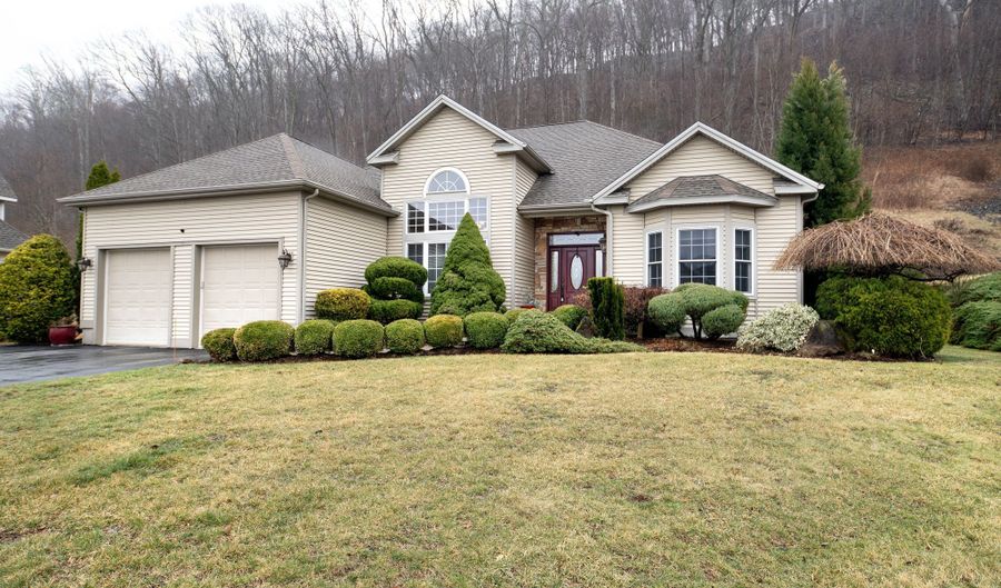121 Sea Green Dr 121, Berlin, CT 06037 - 3 Beds, 2 Bath