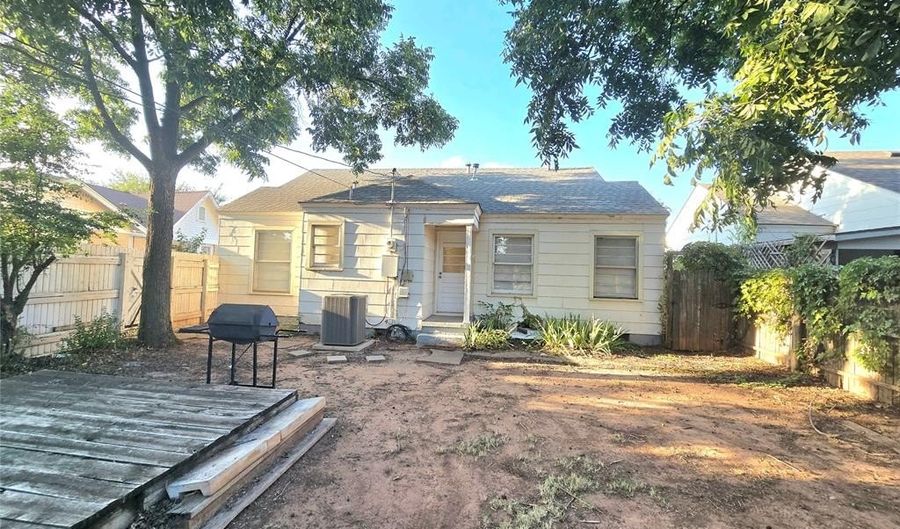 808 E Elm St, Altus, OK 73521 - 2 Beds, 1 Bath