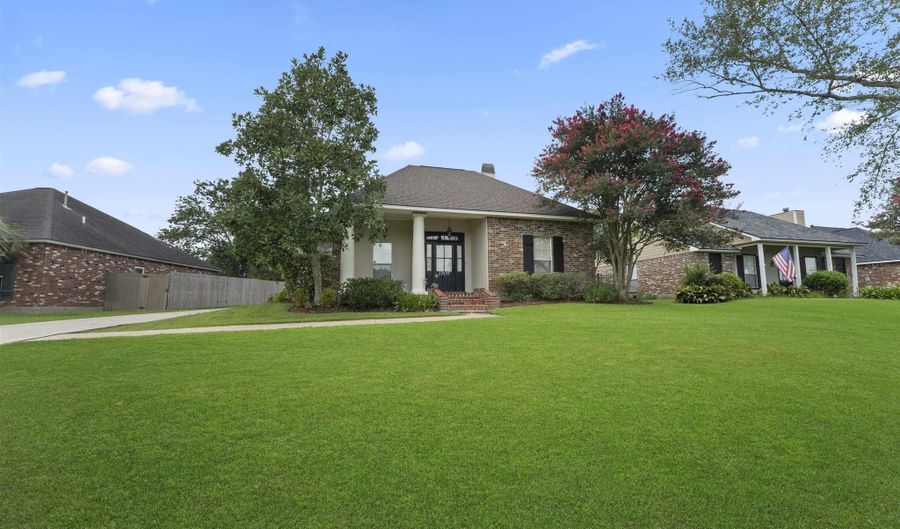 17647 Lake Azalea Dr, Baton Rouge, LA 70817 - 3 Beds, 2 Bath