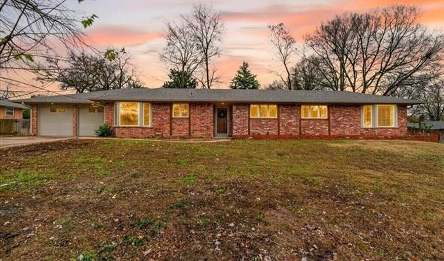 2318 Dorchester Dr, Bartlesville, OK 74006 - 3 Beds, 3 Bath