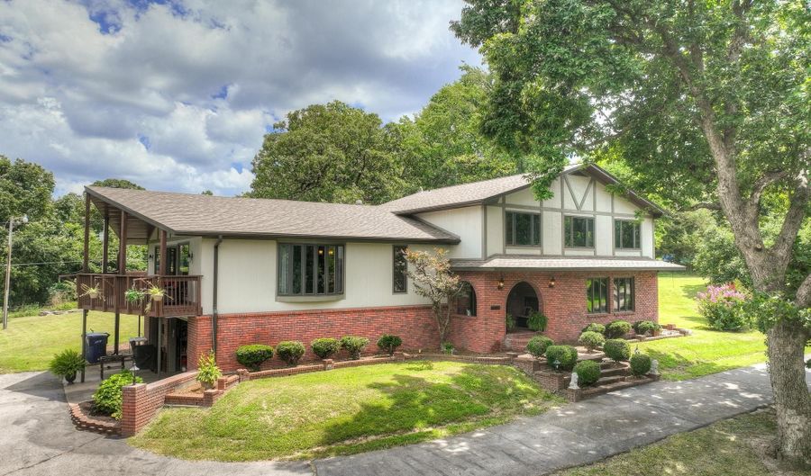 948 Oak Crst, Baxter Springs, KS 66713 - 4 Beds, 3 Bath