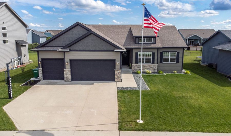 302 33rd St SE, Altoona, IA 50009 - 4 Beds, 3 Bath
