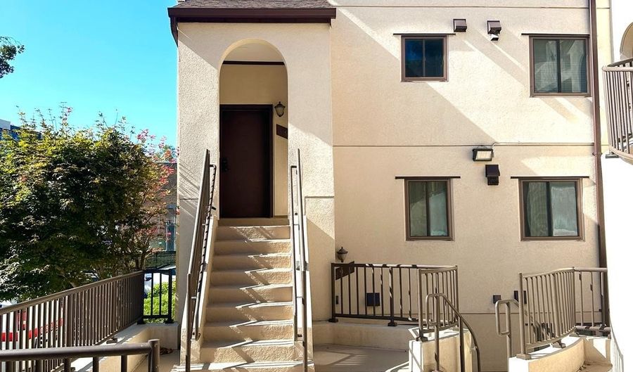 8902 BATTERY Pl, Bethesda, MD 20814 - 2 Beds, 2 Bath