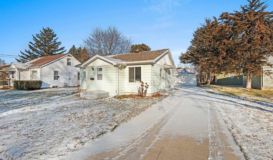 1514 W COMMERICAL St, Appleton, WI 54914 - 2 Beds, 1 Bath