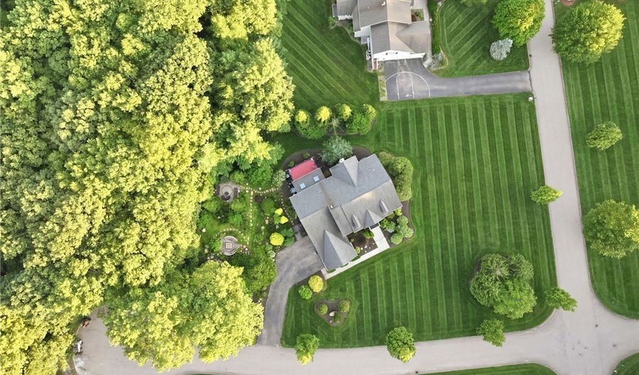 10 Lovegreen Ln, East Greenwich, RI 02818 - 4 Beds, 5 Bath