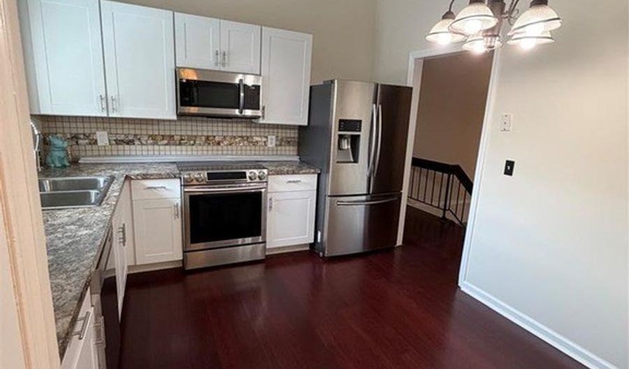 537 Treetop Village Dr, Ballwin, MO 63021 - 5 Beds, 3 Bath