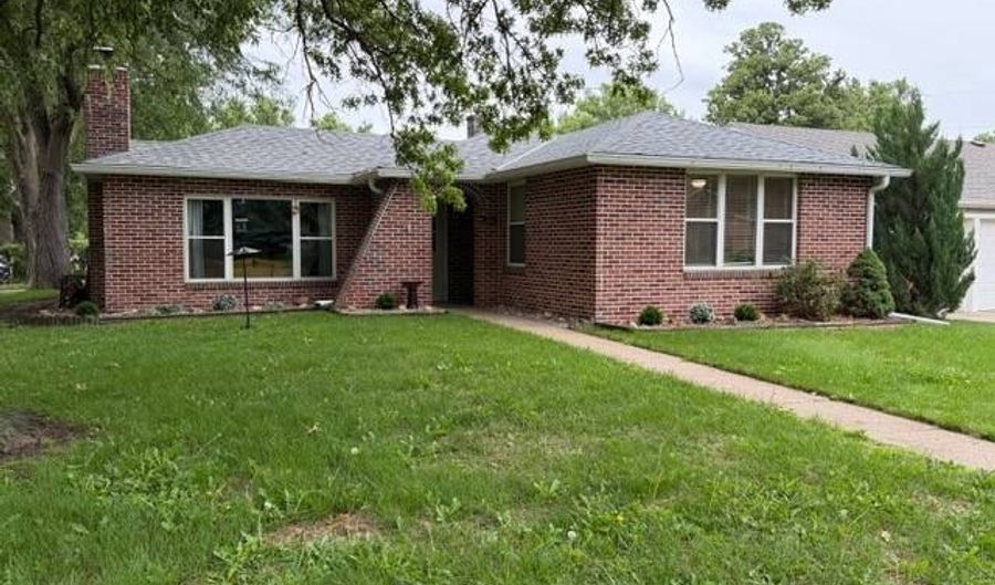 607 L St, Aurora, NE 68818 - 3 Beds, 2 Bath