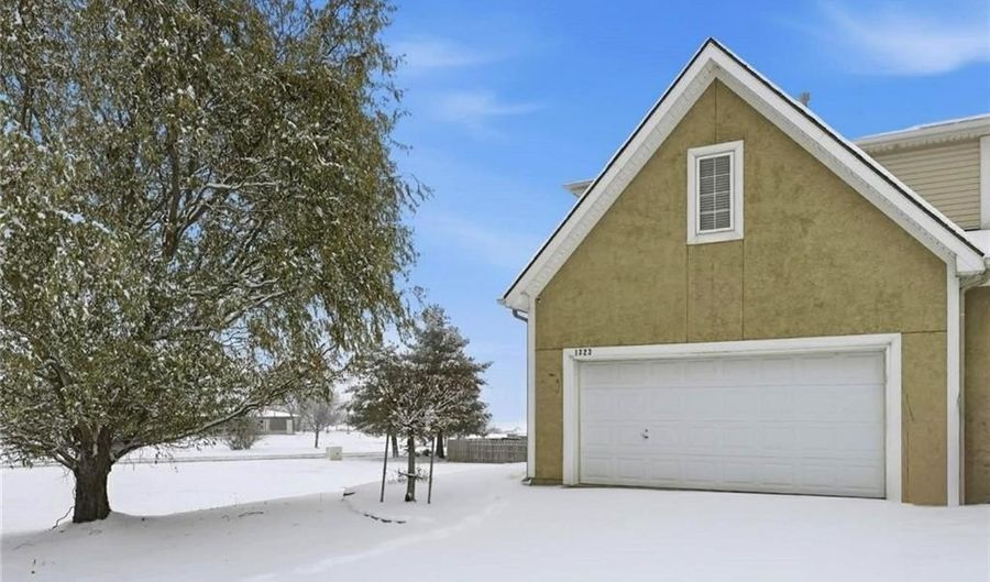 1323 N 158th Ct, Basehor, KS 66007 - 3 Beds, 3 Bath