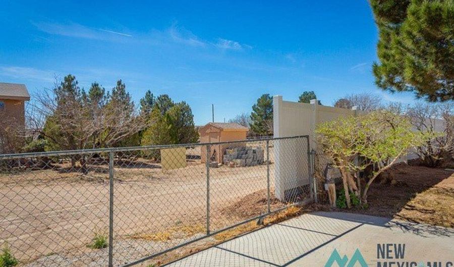 20 Nichol St, Carlsbad, NM 88220 - 3 Beds, 2 Bath