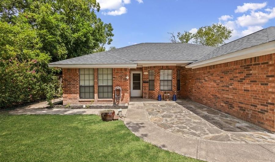 813 E 2nd St, Weatherford, TX 76086 - 3 Beds, 3 Bath