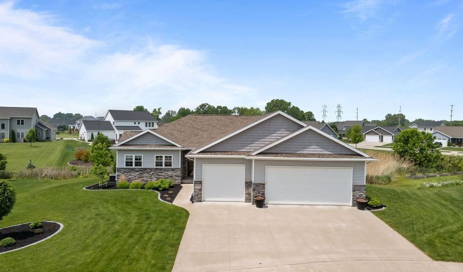 W5706 MASE Court, Appleton, WI 54915 - 3 Beds, 3 Bath