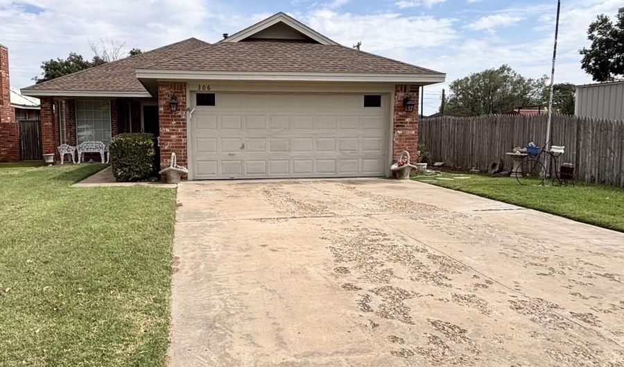 306 Avenue M, Abernathy, TX 79311 - 2 Beds, 2 Bath