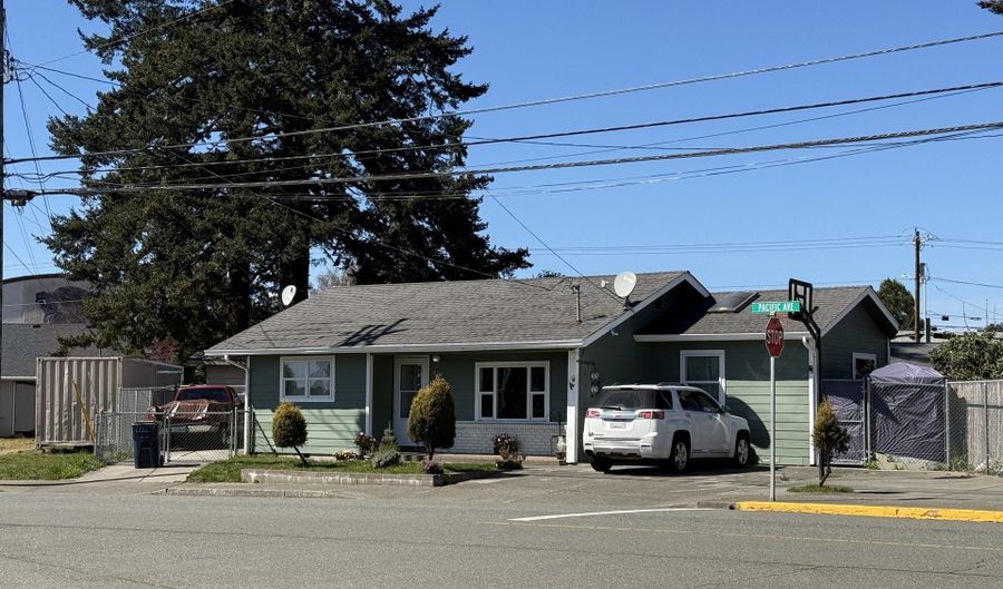 515 PACIFIC Ave, Brookings, OR 97415 - 3 Beds, 3 Bath