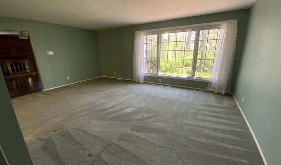 660 Juniper Cir, Algonquin, IL 60102 - 3 Beds, 2 Bath