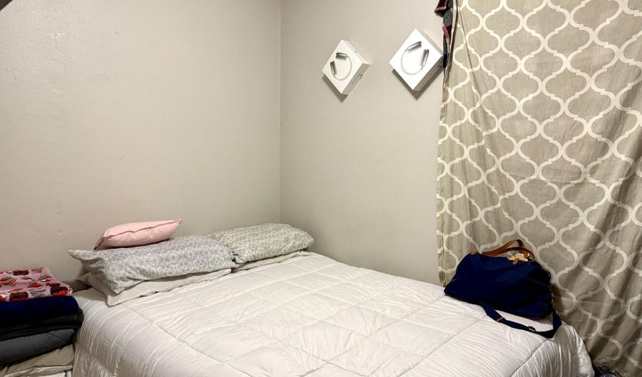 211 SW 7TH Ave, Aberdeen, SD 57401 - 2 Beds, 1 Bath