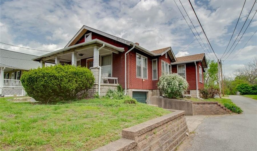 2317 Washington Ave, Alton, IL 62002 - 2 Beds, 2 Bath